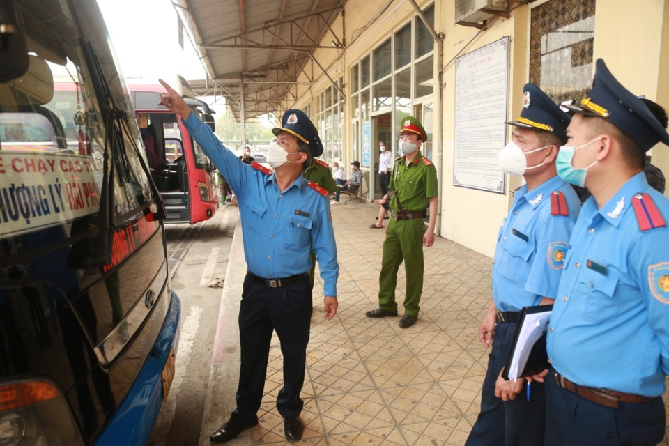 Lực lượng Thanh tra Sở GTVT H&agrave; Nội kiểm tra phương tiện trước khi xuất bến.