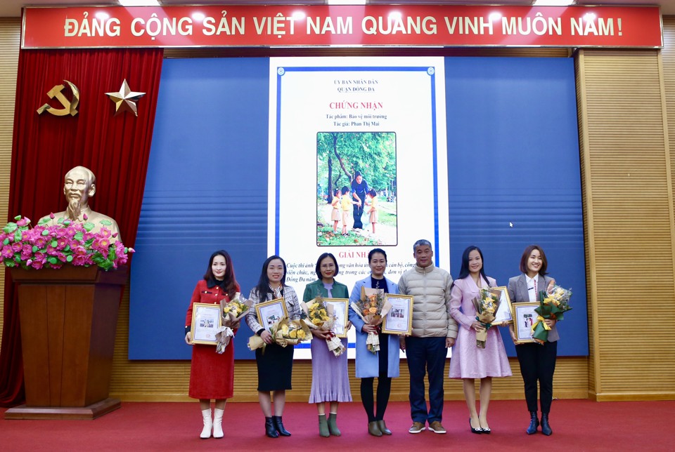 L&atilde;nh đạo Ph&ograve;ng Văn ho&aacute; &amp; Th&ocirc;ng tin quận Đống Đa trao giải hạng mục Ảnh c&aacute; nh&acirc;n cho c&aacute;c t&aacute;c giả đoạt giải.