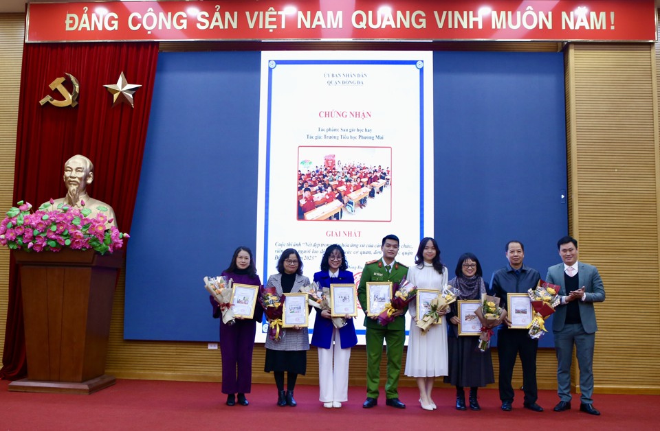 L&atilde;nh đạo Ph&ograve;ng Văn ho&aacute; &amp; Th&ocirc;ng tin quận Đống Đa trao giải hạng mục Ảnh tập thể cho c&aacute;c t&aacute;c giả đoạt giải.