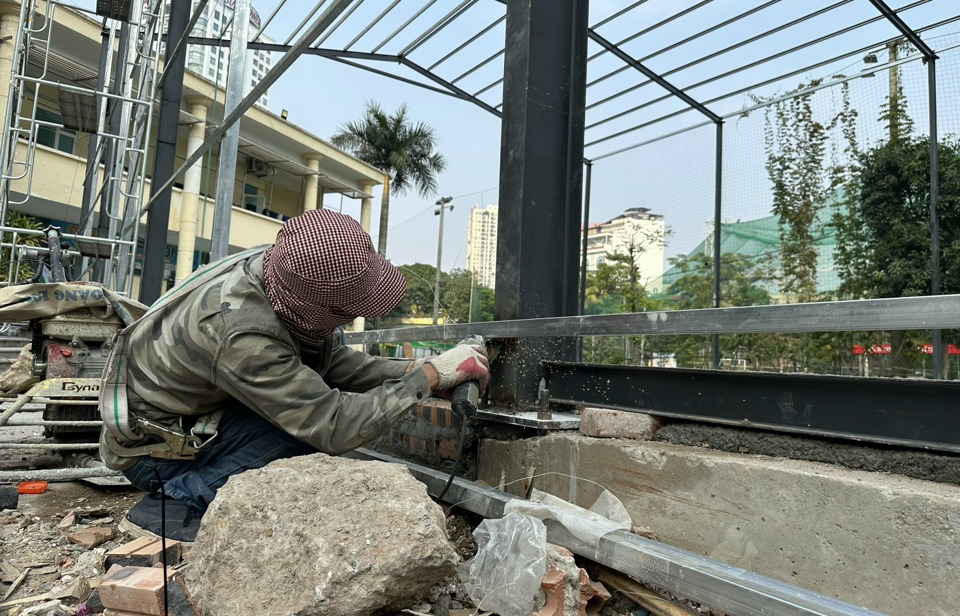 Lực lượng chức năng th&aacute;o dỡ hạng mục c&ocirc;ng tr&igrave;nh nh&agrave; tạm trong khu&ocirc;n vi&ecirc;n Trung t&acirc;m Văn ho&aacute; - Thể thao phường Y&ecirc;n Ho&agrave;.