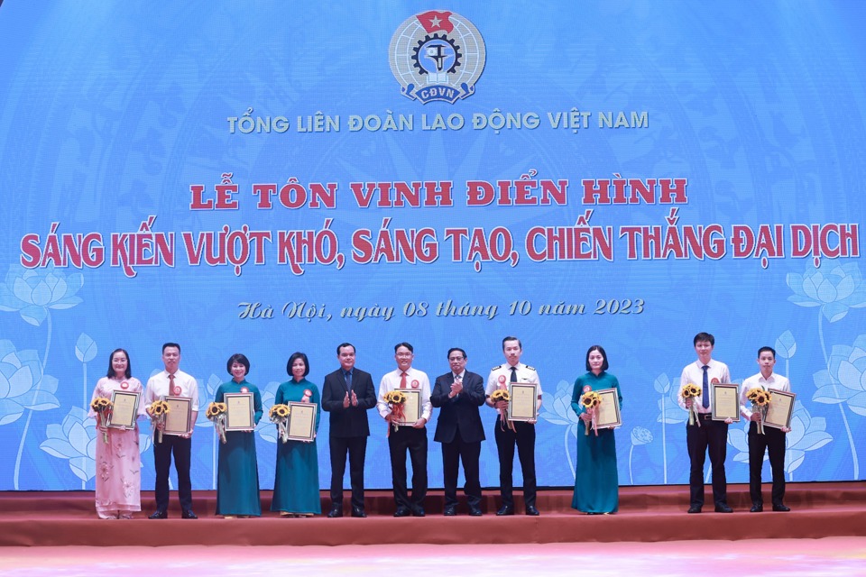 T&ocirc;n vinh điển h&igrave;nh trong thực hiện Chương tr&igrave;nh "01 triệu s&aacute;ng kiến"&nbsp;