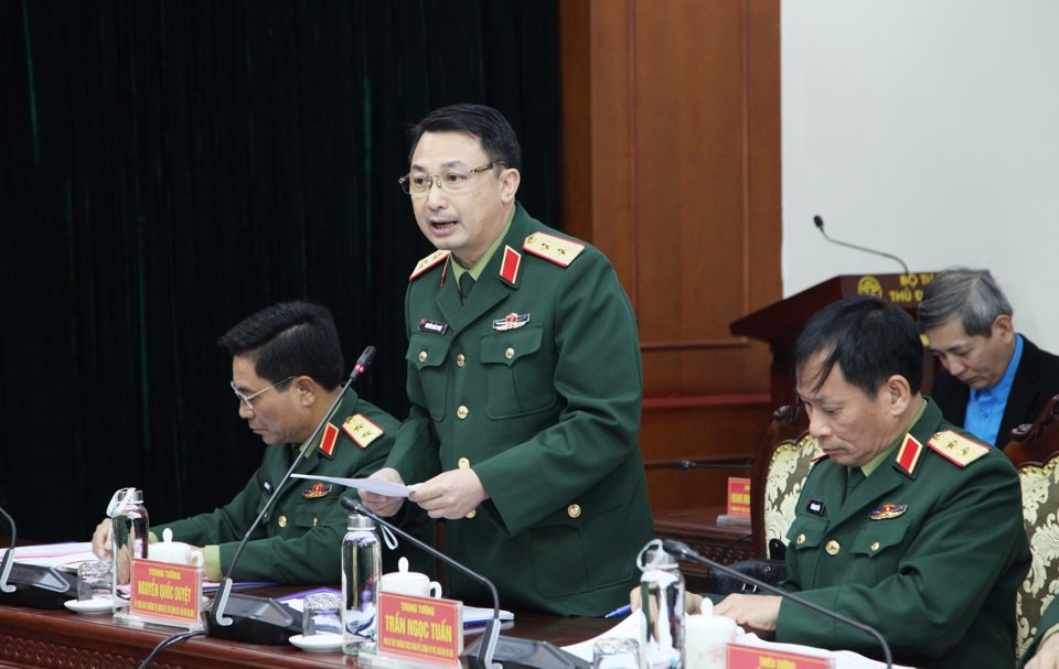 Trung tướng Nguyễn Quốc Duyệt - Ph&oacute; B&iacute; thư Đảng ủy, Tư lệnh Bộ Tư lệnh Thủ đ&ocirc; b&aacute;o c&aacute;o tại hội nghị.