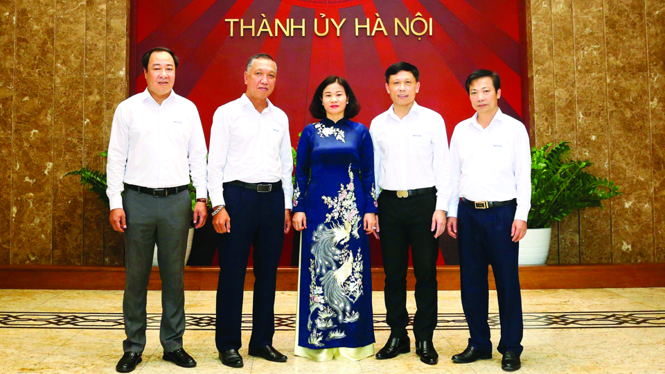 Ủy vi&ecirc;n Trung ương Đảng, Ph&oacute; B&iacute; Thư Thường trực Th&agrave;nh ủy H&agrave; Nội Nguyễn Thị Tuyến chụp ảnh với Ban Bi&ecirc;n tập B&aacute;o Kinh tế &amp; Đ&ocirc; thị, th&aacute;ng 12/2023. Ảnh: Thanh Hải &nbsp;