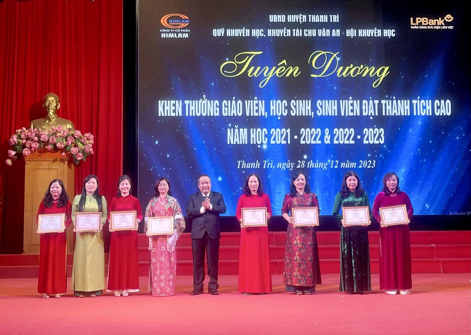 Chủ tịch UBND huyện Thanh Tr&igrave; Nguyễn Tiến Cường trao khen thưởng cho c&aacute;c tập thể, c&aacute; nh&acirc;n c&oacute; th&agrave;nh t&iacute;ch xuất sắc.