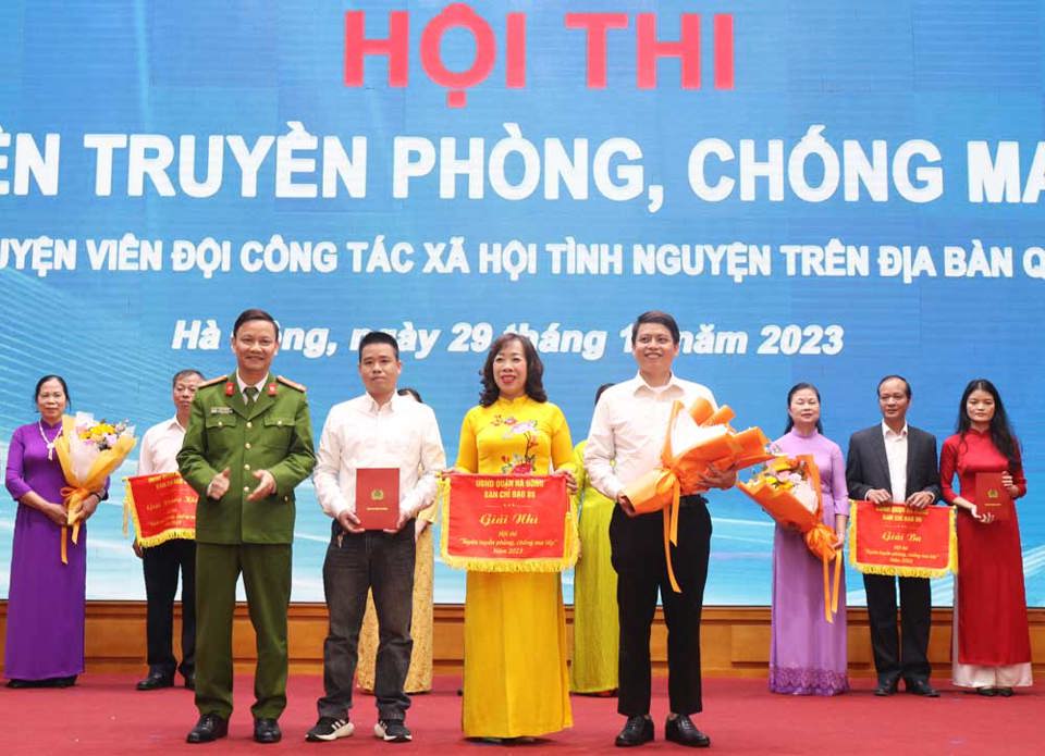 Cụm nhận giải Nh&igrave;.