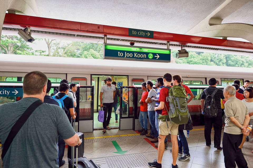 T&agrave;u điện ngầm MRT tại Singapore. Ảnh: AP