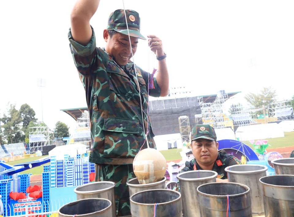 hực hiện lắp quả ph&aacute;o v&agrave;o ống ph&oacute;ng. Ảnh MT