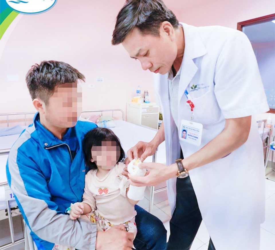 Bác sĩ Nguyễn Vũ Ho&agrave;ng thăm kh&aacute;m cho bệnh nhi M.C. tại khoa Chỉnh h&igrave;nh &ndash; Bệnh viện Nhi Trung ương.