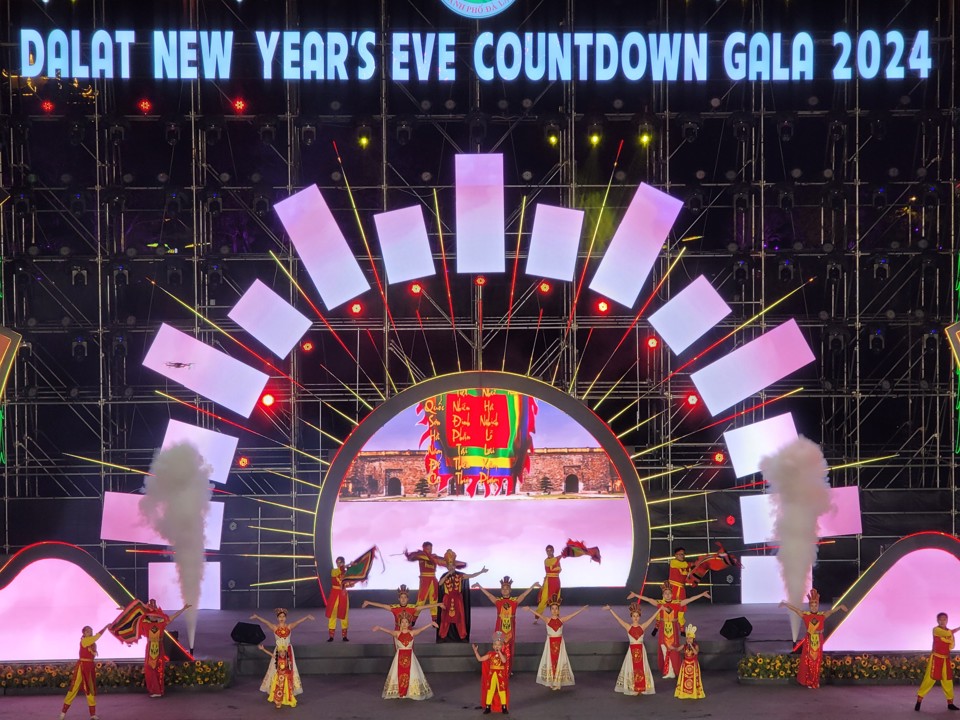 Tại quảng trường L&acirc;m Vi&ecirc;n đang diễn ra chương tr&igrave;nh Dalat New Year's Eve Countdown Gala 2024 với nhiều ca sĩ, nh&oacute;m nhảy nổi tiếng biểu diễn phục vụ người d&acirc;n v&agrave; du kh&aacute;ch.
