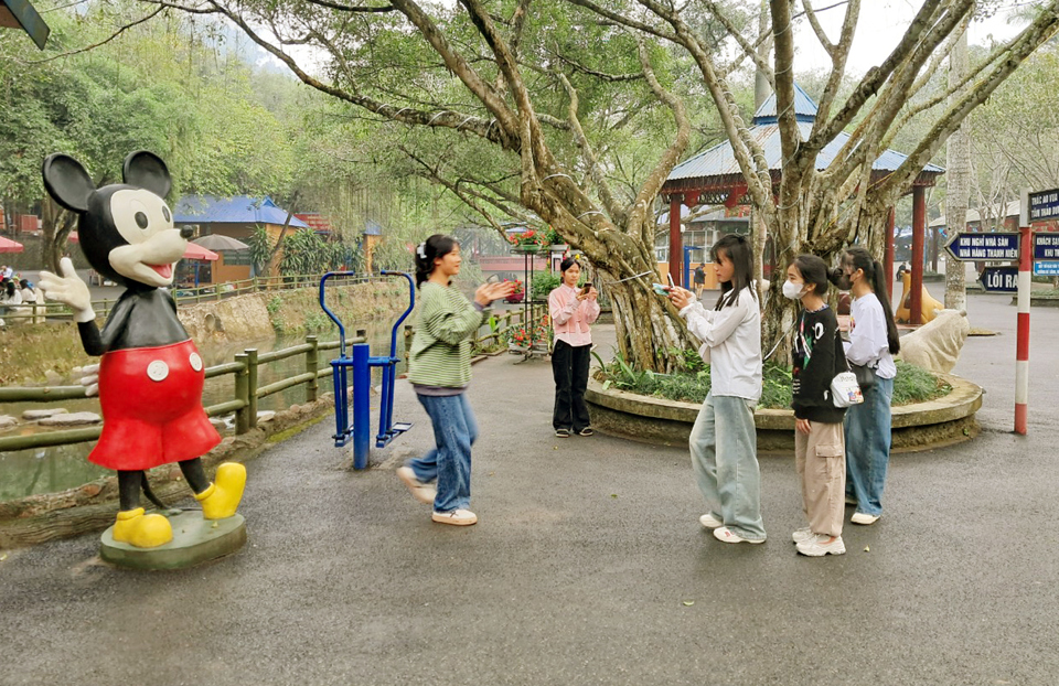 Trẻ em vui chơi tại khu du lịch Ao Vua (Ba V&igrave;) trong những ng&agrave;y đầu năm mới 2024. Ảnh: Ho&agrave;i Nam