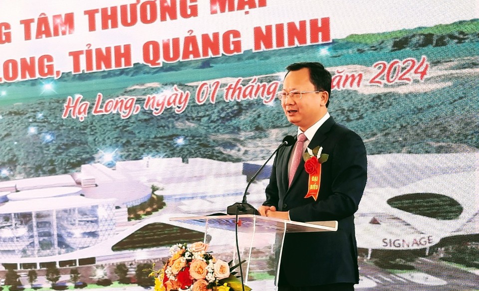 オン・カオ・トゥオン・フイ – クアンニン省人民委員会委員長は、プロジェクトの開始式典で講演した。 ヴィン・クアンの写真
