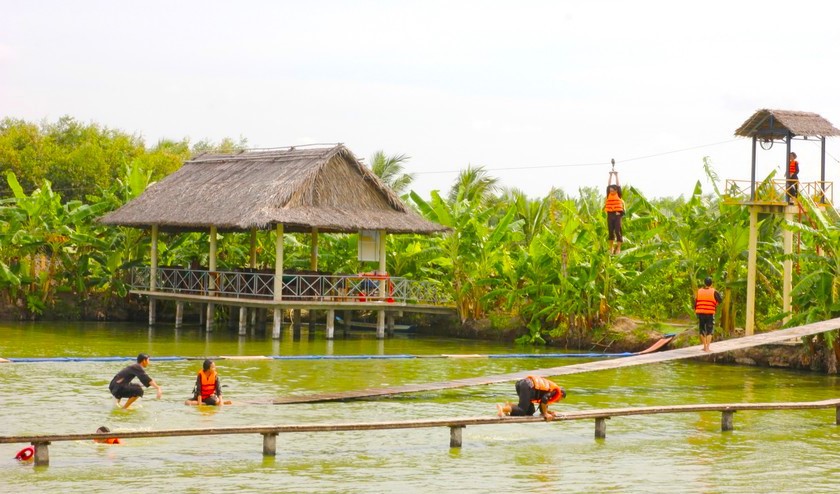 Hoạt động vui chơi d&atilde; ngoại ở khu du lịch Hương Tr&agrave;m U Minh C&agrave; Mau ( ảnh Ho&agrave;ng Nam)