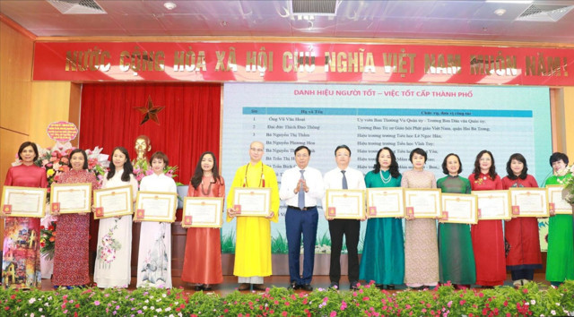 B&iacute; thư Quận ủy Hai B&agrave; Trưng Nguyễn Văn Nam trao danh hiệu "Người tốt, việc tốt" cấp TP năm 2023 cho c&aacute;c c&aacute; nh&acirc;n thuộc quận. &nbsp;