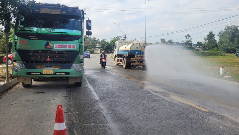 Phương tiện vận tải hoạt động với tần suất cao, nhiều doanh nghiệp đ&atilde; bố tr&iacute; xe tưới nước ph&ograve;ng ngừa &ocirc; nhiễm bụi