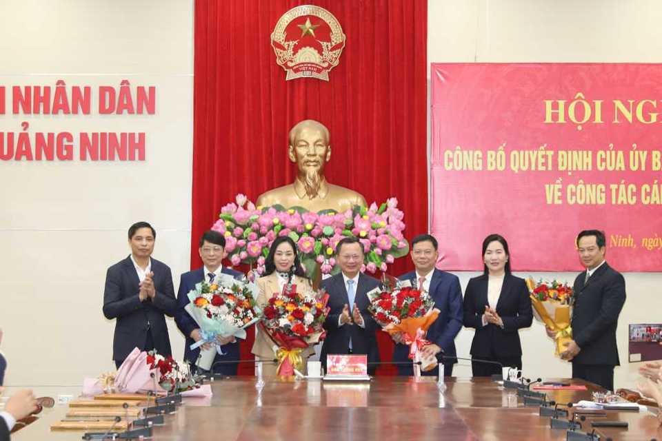 &Ocirc;ng Cao Tường Huy - Chủ tịch UBND tỉnh Quảng Ninh trao quyết định cho một số l&atilde;nh đạo nhận nhiệm vụ mới.