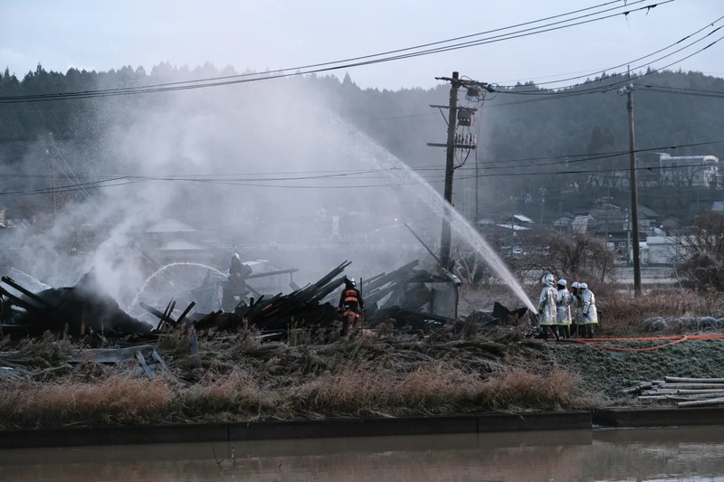 石川県七尾市で発生した火災で、消防士が消火活動を行っています。 写真：CNN