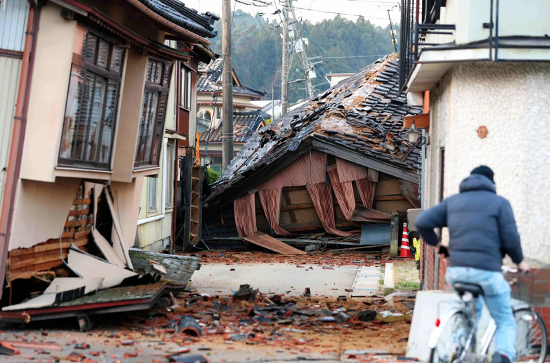 Ng&ocirc;i nh&agrave; bị ph&aacute; hủy trong trận động đất 7,5 độ richter tại Anamizu, Ishikawa, Japan. Ảnh: CNN