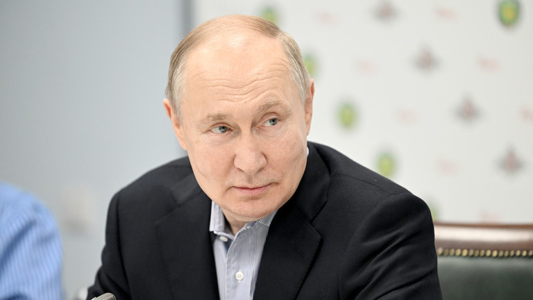Tổng thống Putin ph&aacute;t biểu trong chuyến thăm Bệnh viện Qu&acirc;n y Vishnevsky ở Moscow h&ocirc;m 1/1. Ảnh: RT