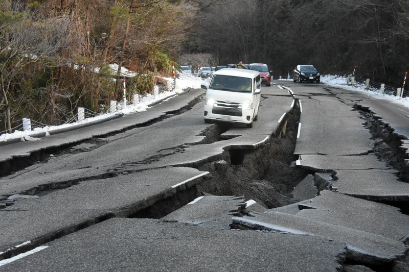 石川県能登市で発生した地震により、道路の亀裂にはまって立ち往生したオトさん。 写真：CNN