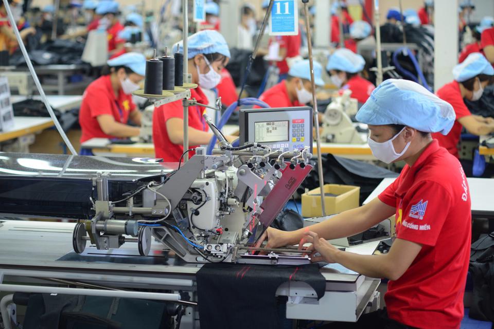 Hiệp hội Dệt may Việt Nam (VITAS) đưa ra mục ti&ecirc;u kim ngạch xuất khẩu dệt may năm 2024 đạt 44 tỷ USD. Ảnh minh họa