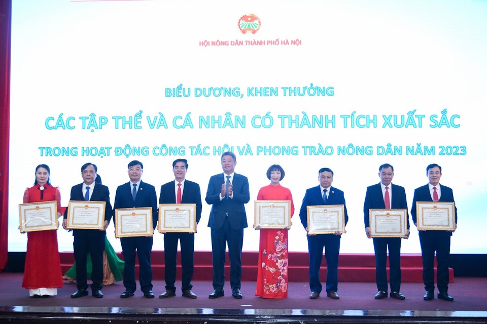 Ph&oacute; Chủ tịch UBND TP H&agrave; Nội Nguyễn Mạnh Quyền trao thưởng cho c&aacute;c tập thể, c&aacute; nh&acirc;n c&oacute; th&agrave;nh t&iacute;ch xuất sắc.
