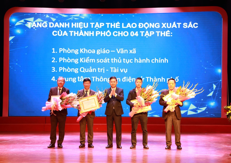 Ph&oacute; Chủ tịch UBND TP H&agrave; Minh Hải trao thưởng cho c&aacute;c tập thể c&oacute; th&agrave;nh t&iacute;ch xuất sắc.&nbsp;