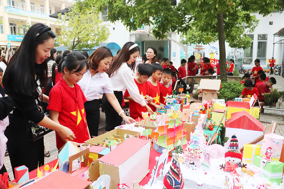 Tại Ngày h&ocirc;̣i CNTT và STEM, học sinh được thực h&agrave;nh nhiều hoạt động s&aacute;ng tạo về s&aacute;ch theo c&aacute;c dự &aacute;n chủ đề.&nbsp;