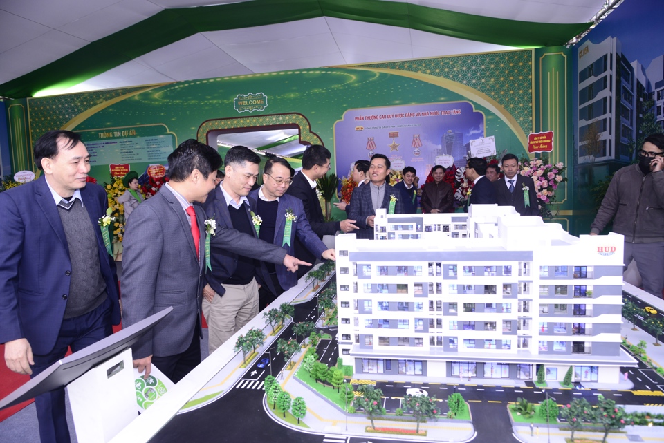 Nhà đầu tư tham khảo một dự án nhà ở trên địa bàn huyện Mê Linh, Hà Nội. Ảnh: Công Hùng