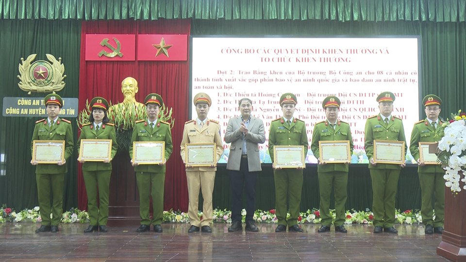 Chủ tịch UBND huyện Thường T&iacute;n Nguyễn Xu&acirc;n Minh trao khen thưởng cho c&aacute;c tập thể, c&aacute; nh&acirc;n C&ocirc;ng an huyện Thường T&iacute;n