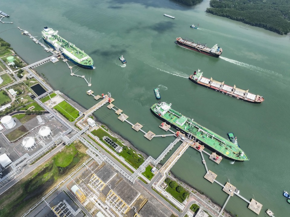 Chuyến t&agrave;u LNG nhập khẩu đầu ti&ecirc;n cập cảng LNG Thị Vải 1 triệu tấn.