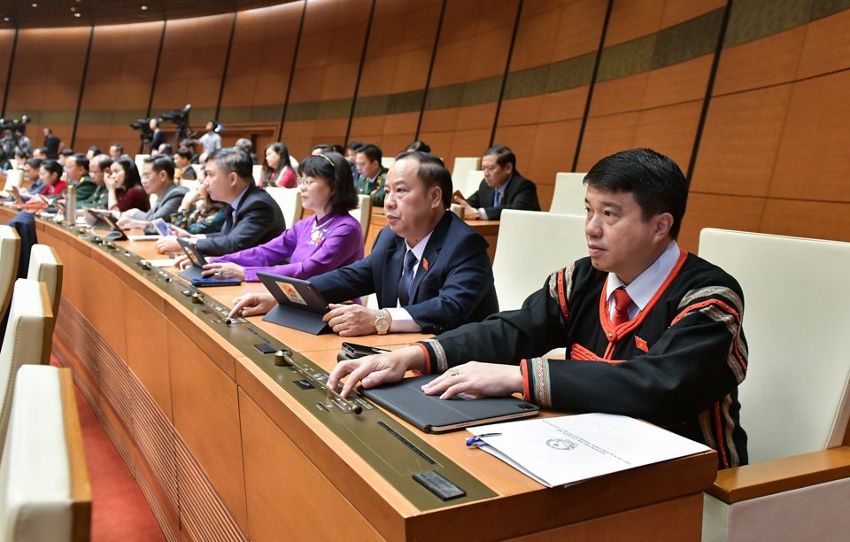 C&aacute;c đại biểu tham gia biểu quyết tại Kỳ họp thứ 6 của Quốc hội kho&aacute; XV
