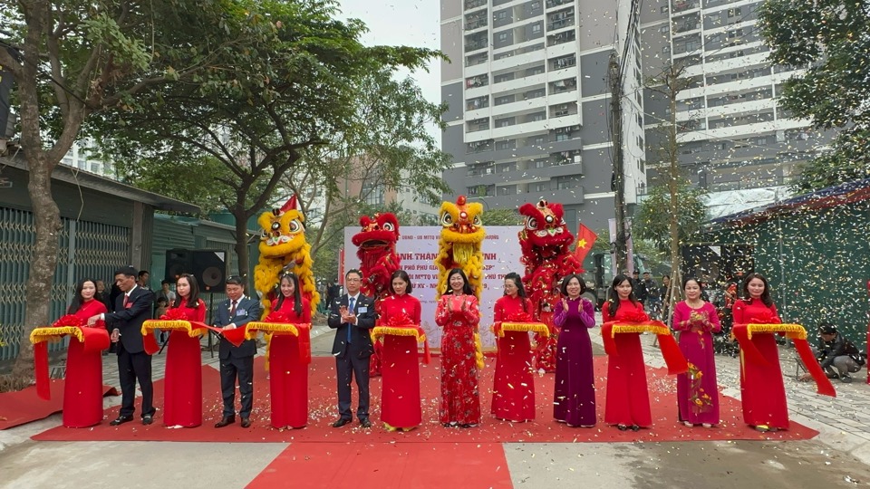 C&aacute;c đại biểu cắt băng kh&aacute;nh th&agrave;nh c&ocirc;ng tr&igrave;nh&nbsp;&ldquo;Tuyến phố Ph&uacute; Gia xanh - sạch - đẹp&rdquo;.