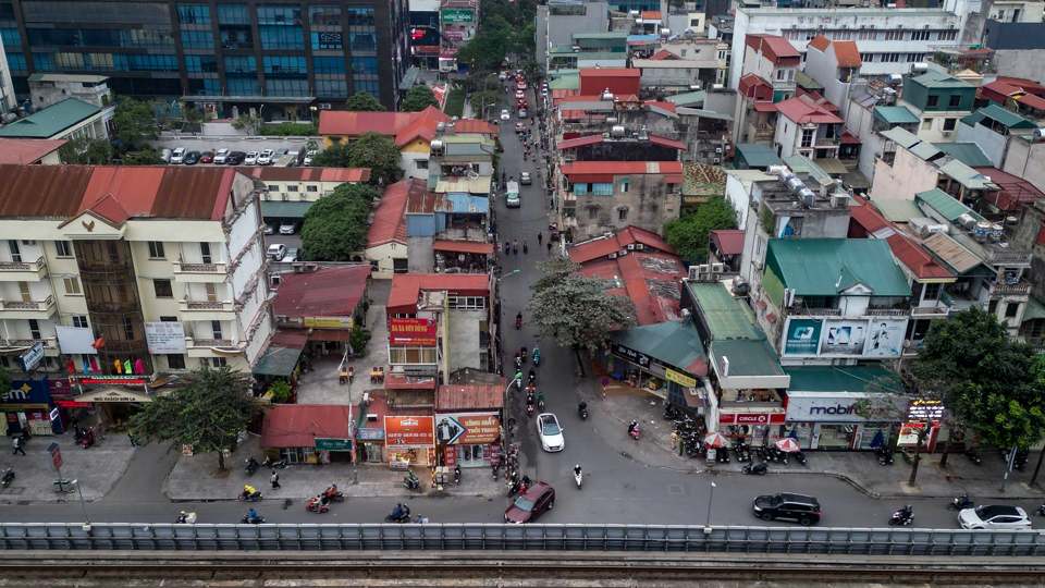 Dự &aacute;n cải tạo, mở rộng đường Nguyễn Tu&acirc;n (Thanh Xu&acirc;n, H&agrave; Nội) c&oacute; tổng diện t&iacute;ch 14.334m2, d&agrave;i 720m, được mở rộng tr&ecirc;n cơ sở đường hiện c&oacute;. Điểm đầu dự &aacute;n giao đường Nguyễn Tr&atilde;i, điểm cuối đến ng&otilde; 162 Nguyễn Tu&acirc;n, tuyến đường n&agrave;y sẽ c&oacute; mặt cắt ngang l&agrave; 21m, gồm phần l&ograve;ng đường rộng 15m v&agrave; 2 b&ecirc;n lề rộng 3m. Tuyến đường hiện c&oacute; h&igrave;nh dạng thắt n&uacute;t cổ chai khiến mặt đường nhỏ hẹp, thường xuy&ecirc;n xảy ra &ugrave;n tắc giao th&ocirc;ng.