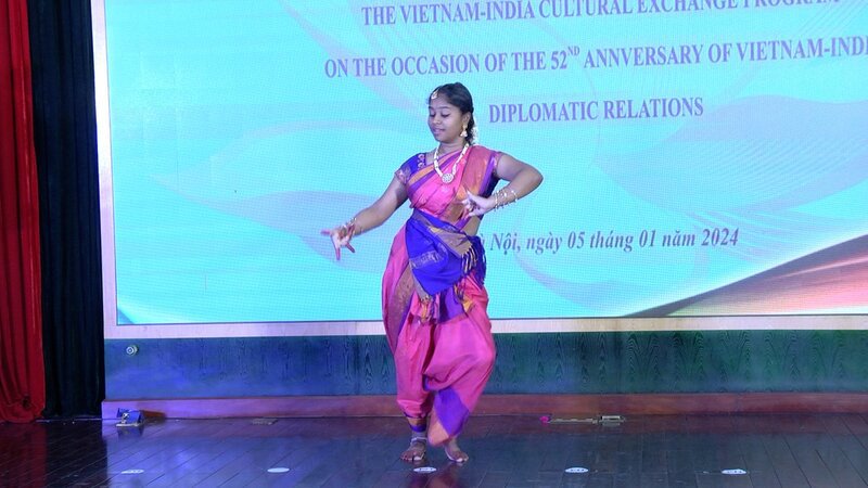 Nghệ sĩ Ấn Độ biểu diễn điệu m&uacute;a&nbsp;Kathak. Ảnh: Ho&agrave;ng Huy