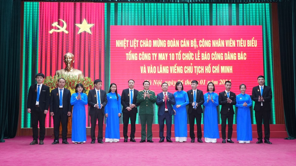 Đại t&aacute; Phạm Văn Hiếu - Ph&oacute; Ch&iacute;nh ủy Bộ Tư lệnh Bảo vệ Lăng trao Huy hiệu cho c&aacute;n bộ, c&ocirc;ng nh&acirc;n vi&ecirc;n ti&ecirc;u biểu xuất sắc năm 2023. &nbsp;