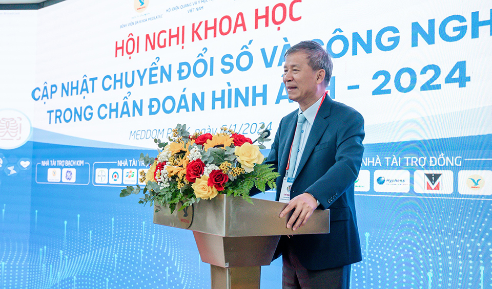 GS.AHLĐ.ĐBQH Nguyễn Anh Tr&iacute; ph&aacute;t biểu tại hội nghị.