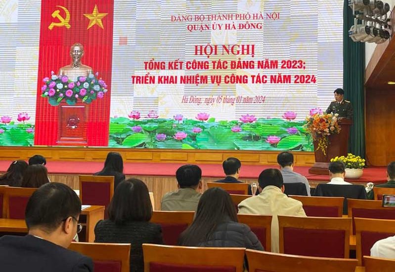 Quang cảnh Hội nghị Tổng kết c&ocirc;ng t&aacute;c Đảng năm 2023 v&agrave; triển khai nhiệm vụ c&ocirc;ng t&aacute;c Đảng năm 2024 của quận ủy H&agrave; Đ&ocirc;ng.