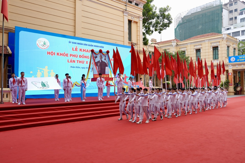 Đội hồng kỳ với những l&aacute; cờ đỏ thắm đang tung bay tượng trưng cho sức trẻ v&agrave; tinh thần quyết t&acirc;m của c&aacute;c em học sinh quận Ho&agrave;n Kiếm.