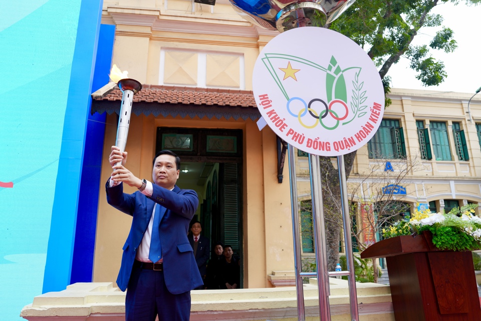 Ph&oacute; B&iacute; thư Thường trực quận Ho&agrave;n Kiếm Nguyễn Quốc Kh&aacute;nh thắp s&aacute;ng lửa truyền thống tại Hội khoẻ Ph&ugrave; Đổng.