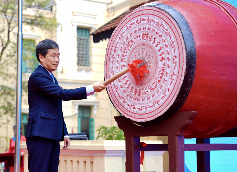 Ph&oacute; Chủ tịch Thường trực UBND quận Ho&agrave;n Kiếm Nguyễn Quốc Ho&agrave;n đ&aacute;nh trống khai mạc Hội khoẻ Ph&ugrave; Đổng lần thứ X năm 2024.