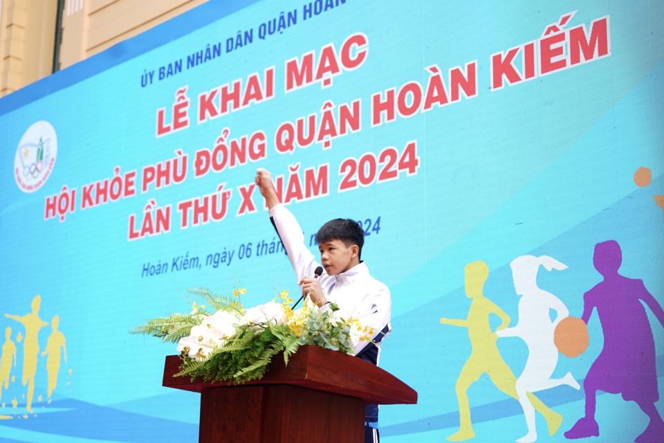 VĐV Nguyễn Duy Quang - học sinh lớp 8H1 trường THCS Trưng Vương đọc lời tuy&ecirc;n thệ.