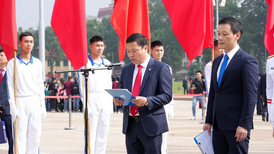 B&iacute; thư Đảng ủy, Tổng Gi&aacute;m đốc Th&acirc;n Đức Việt đ&atilde; b&aacute;o c&aacute;o với B&aacute;c về th&agrave;nh t&iacute;ch của May 10.