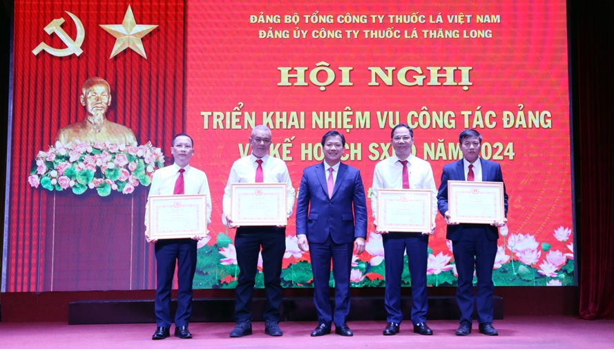Chủ tịch HĐTV C&ocirc;ng ty thuốc l&aacute; Thăng Long Nguyễn Quang Huy trao tặng Giấy khen cho c&aacute;c Chi bộ "Ho&agrave;n th&agrave;nh xuất sắc nhiệm vụ" năm 2023.