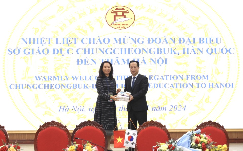 Giám đốc Sở GD&ĐT Hà Nội Trần Thế Cương tặng quà đại diện đoàn công tác Sở Giáo dục tỉnh Chungcheonbuk (Hàn Quốc)