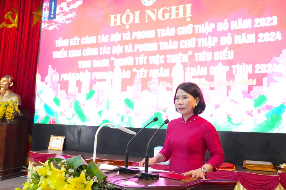 Chủ tịch Hội Chữ thập đỏ huyện Ứng Ho&agrave; Nghi&ecirc;m Thị Thu Trang ph&aacute;t biểu.