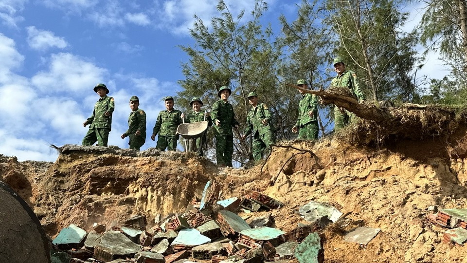 C&aacute;n bộ, chiến sĩ bi&ecirc;n ph&ograve;ng gia cố c&aacute;c điểm sạt lở.