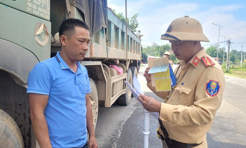 Lực lượng Cảnh s&aacute;t Giao th&ocirc;ng, C&ocirc;ng an huyện Can Lộc tăng cường tuần tra, kiểm so&aacute;t, đảm bảo trật tự an to&agrave;n giao th&ocirc;ng phục vụ thi c&ocirc;ng dự &aacute;n đường bộ cao tốc Bắc- Nam