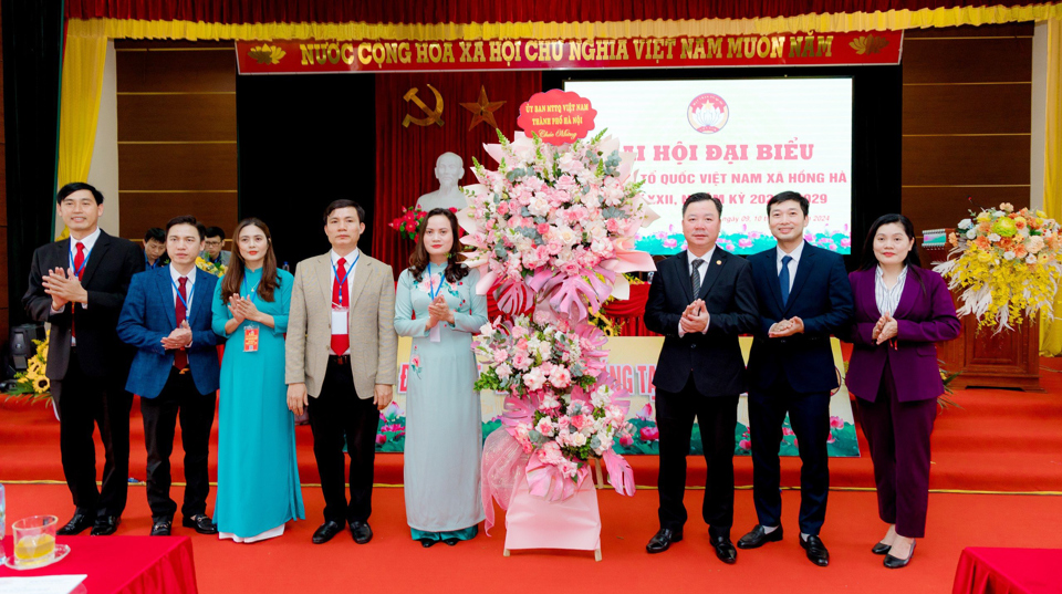 Ph&oacute; Chủ tịch Ủy ban MTTQ Th&agrave;nh phố H&agrave; Nội Nguyễn Sỹ Trường tặng hoa ch&uacute;c mừng Đại hội.