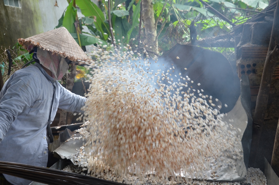 Dưới t&aacute;c dụng của nhiệt, hạt nếp nổ l&aacute;ch t&aacute;ch, bong vỏ v&agrave; bung nở trắng ngần tạo th&agrave;nh "nổ".&nbsp;Ảnh: H&agrave; Phương