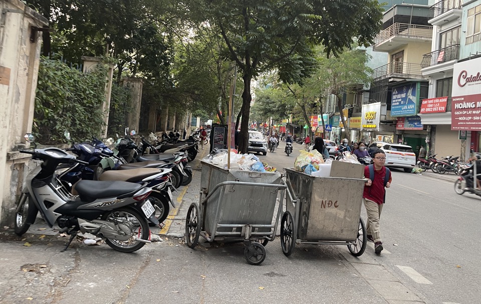 Xe m&aacute;y, xe thu gom r&aacute;c chiếm chọn diện t&iacute;ch vỉa h&egrave;, đẩy người đi bộ xuống l&ograve;ng đường tiềm ẩn nguy cơ mất an to&agrave;n giao th&ocirc;ng.